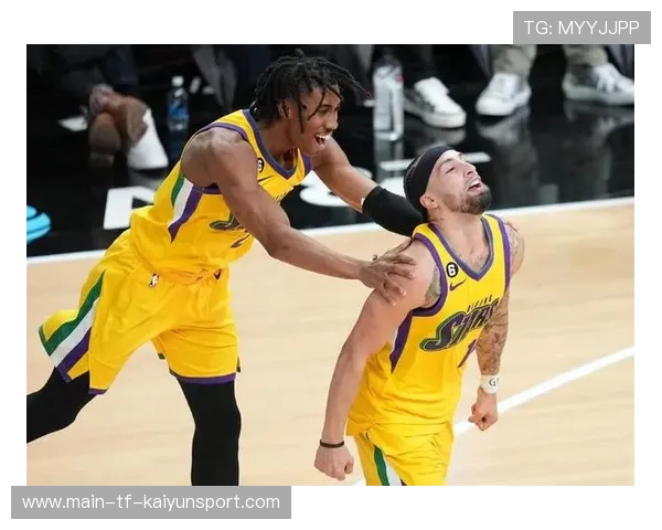 篮球新秀震撼登场：一记重砸引爆全场